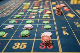 Dealer kasino langsung memandu permainan taruhan di rb77tv dengan kualitas streaming tinggi dan interaksi pengguna